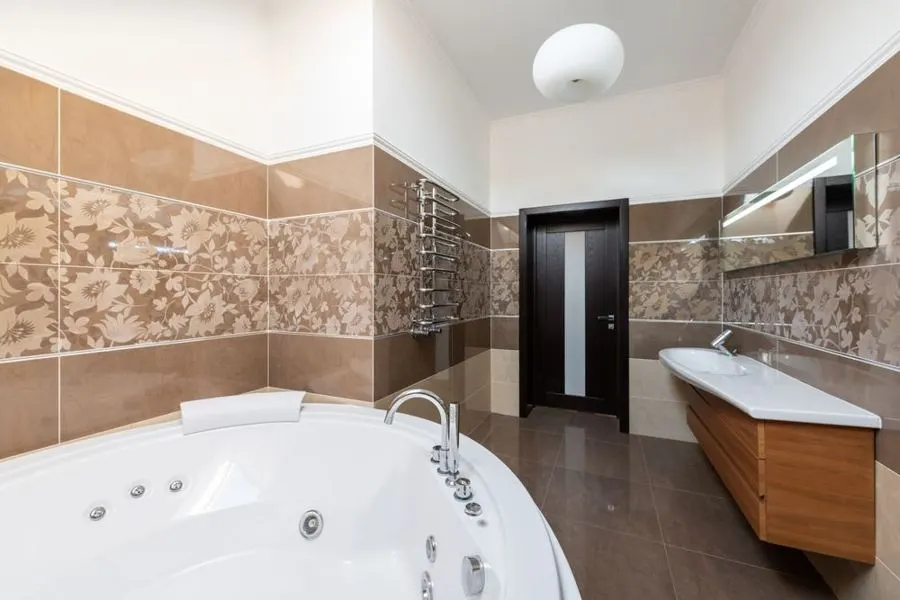 Bathroom with warm beige decorative tile bands