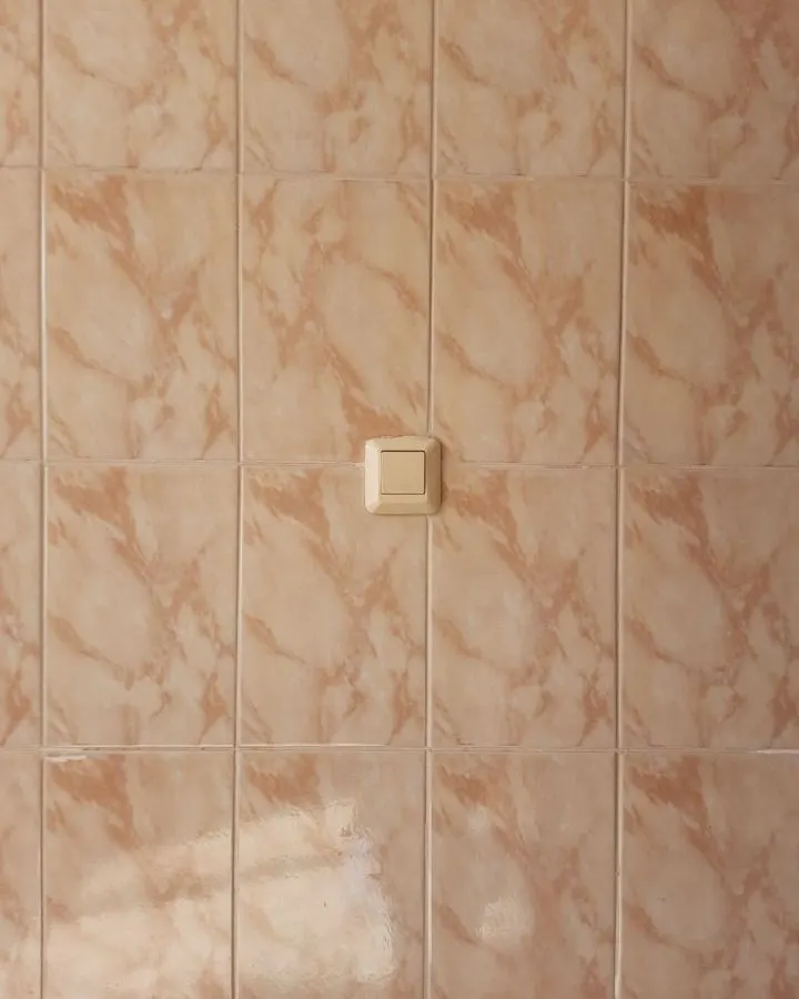 Warm peach-coloured bathroom wall tiles